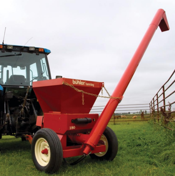 moulages, rouleuse. Équipement agricole pour la manutention de grain attaché à un tracteur
