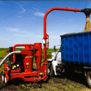 aspirateur à grain et qui se déverse dans un camion. donc équipement de grain pour la manutention de Farm king
