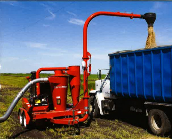 aspirateur à grain et qui se déverse dans un camion. donc équipement de grain pour la manutention de Farm king