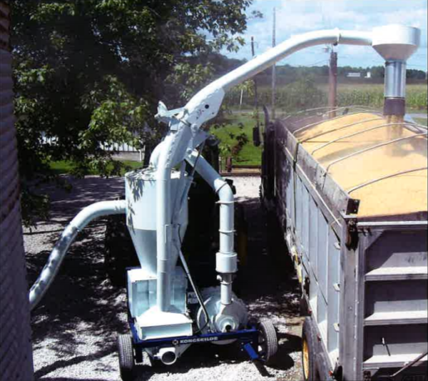 aspirateur à grain qui se déverse dans un camion pour grainé équipement agricole pour la manutention de grain de Kongskilde