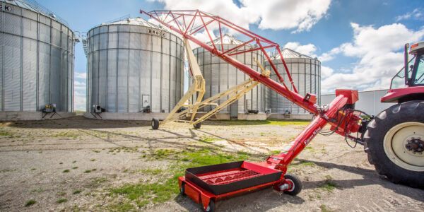 vis sur roue devant des silos